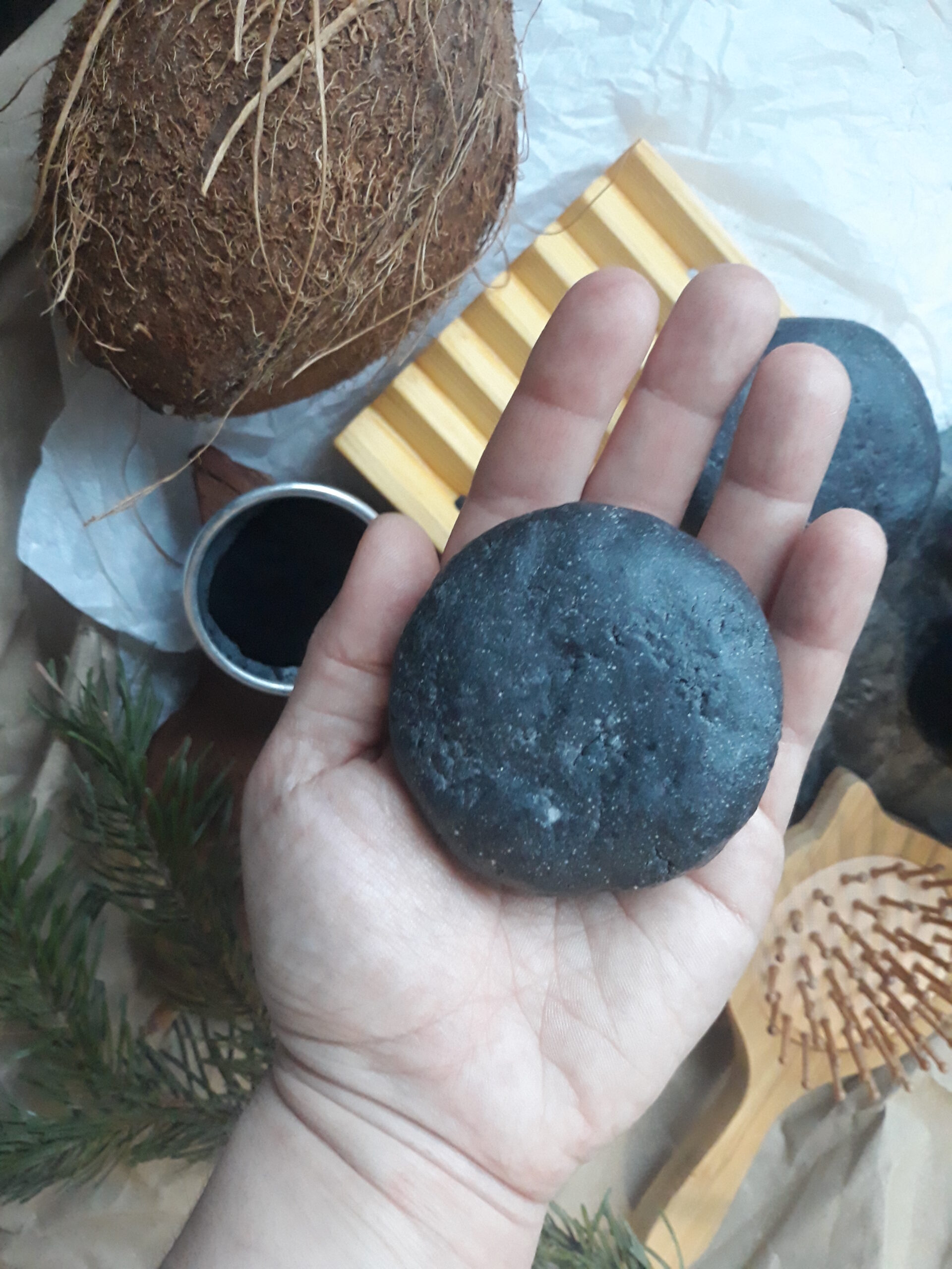 Kiinteä shampoo "Kookos ja hiili" - Image 2