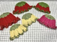 Neulottu mansikka pipo