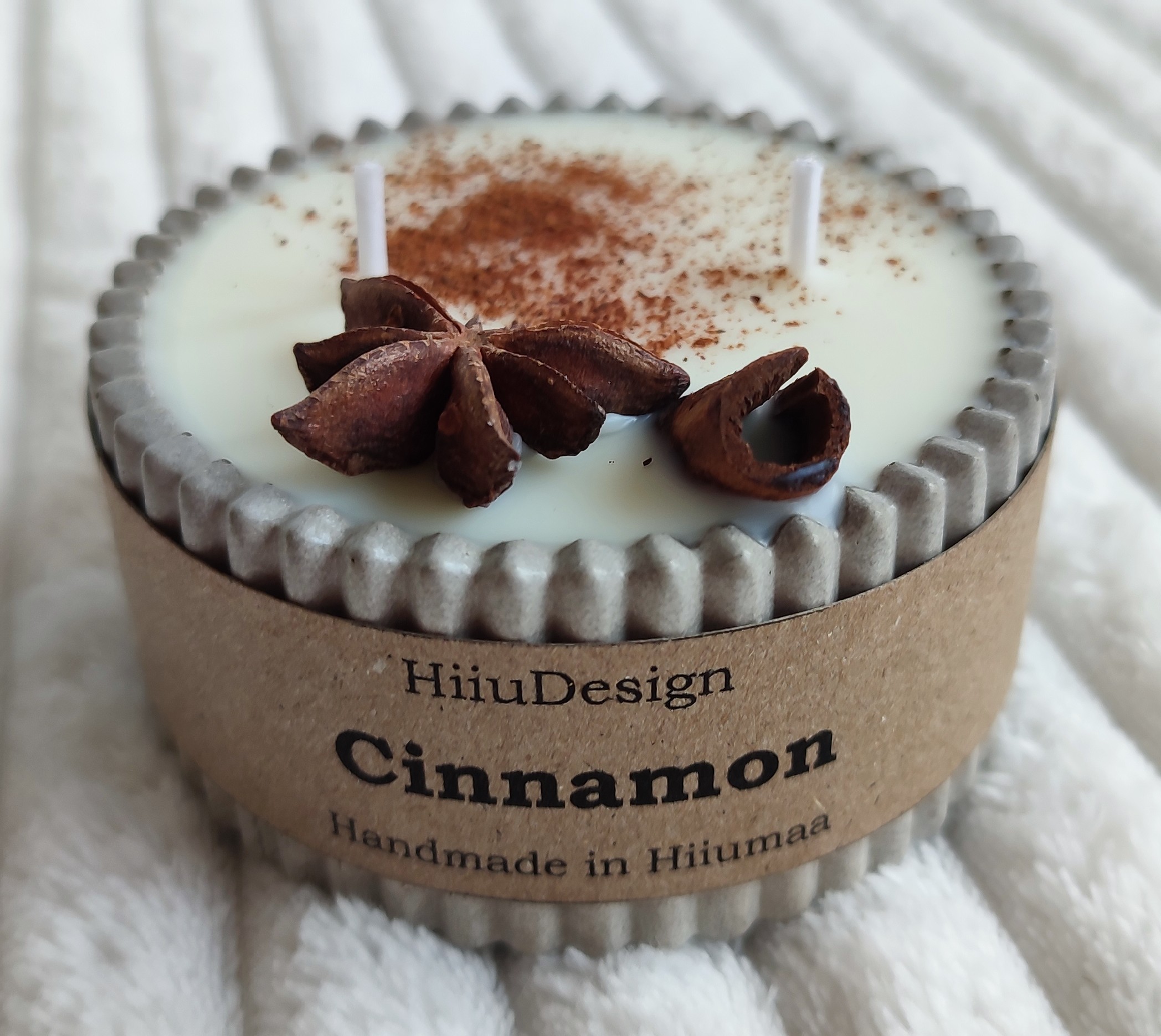 HiiuDesign rapsivahast betoontopsis käsitööküünal- KANEEL - Image 3