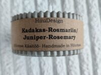 HiiuDesign rapsivahast betoontopsis käsitööküünal- KADAKAS JA ROSMARIIN