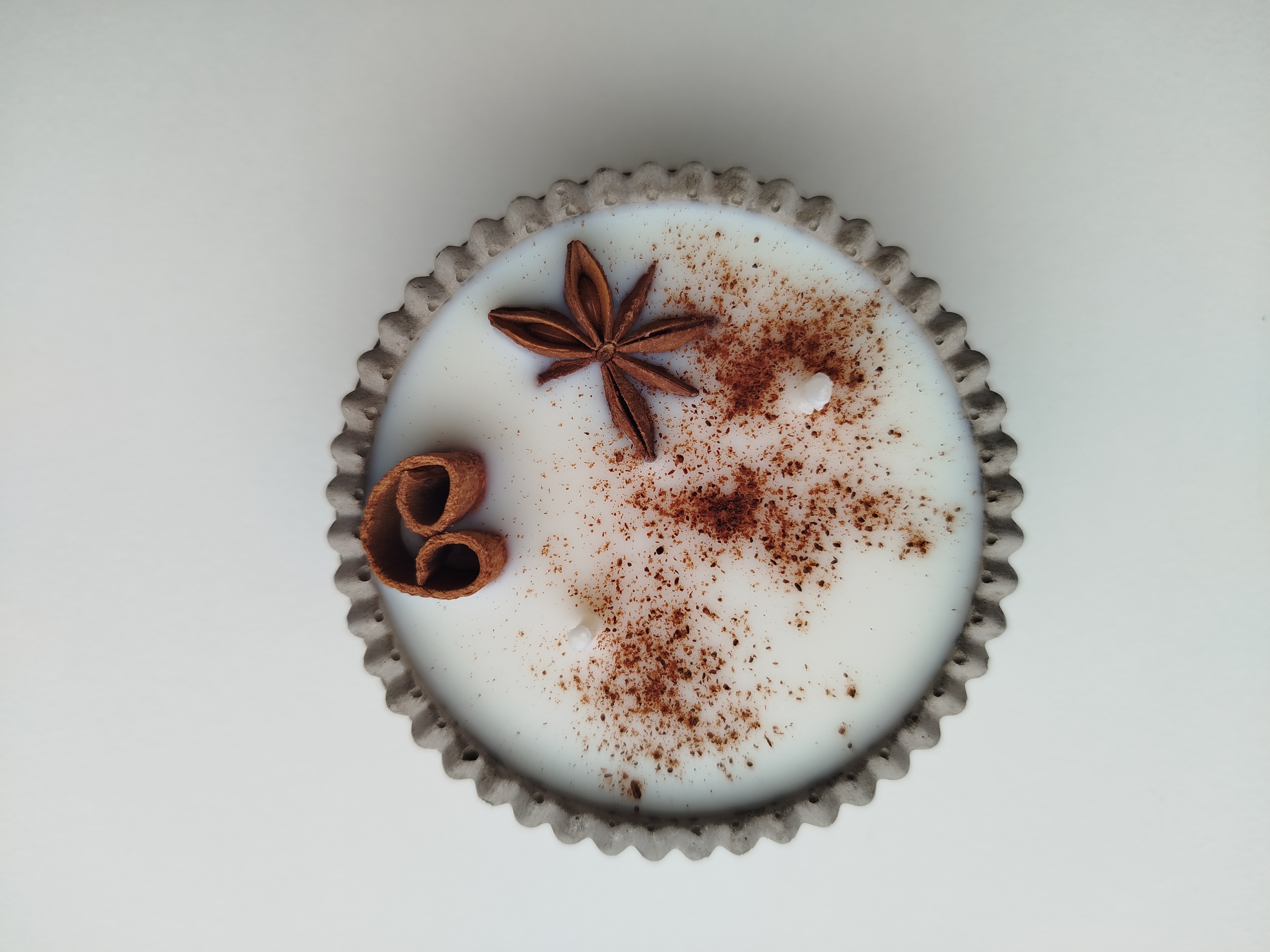 HiiuDesign rapsivahast betoontopsis käsitööküünal- KANEEL - Image 2