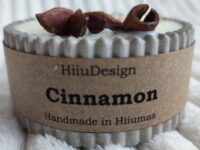 HiiuDesign rapsivahast betoontopsis käsitööküünal- KANEEL