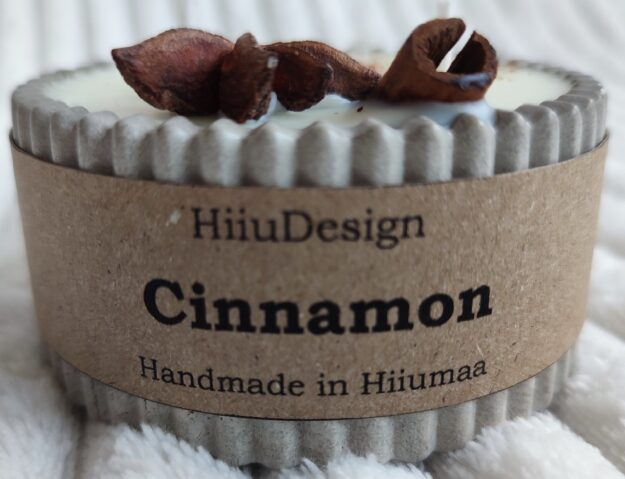 HiiuDesign rapsivahast betoontopsis käsitööküünal- KANEEL